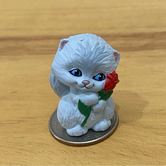 Vintage 1989 Hallmark Bluish Plastic Cat Holding Rose Flower Mini Figurine - Picture 3 of 9